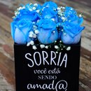 Rosas Azuis no Box Sorria você está sendo Amado