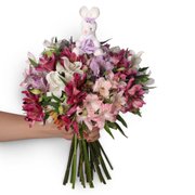 Ramalhete de Astromélias Coloridas com Coelhinho