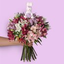 Ramalhete de Astromélias Coloridas com Coelhinho