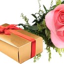 Buquê de 2 Rosas Cor de Rosa com Caixa de Bombom