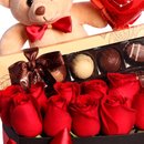 Linda Caixa com Rosas Vermelhas, Chocolate e Urso