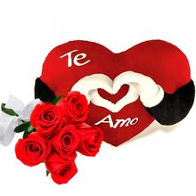 Buquê de 6 Rosas e Coração de Pelúcia