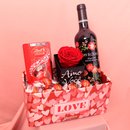 Cesta Love com Vinho Tinto 99 Rosas Cabernet e Rosa Encantada Amo Você