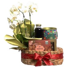 Cesta com Orquídea Branca e Bombom e Pipoca Giuliana Flores