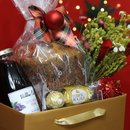 Cesta Natal de Ouro com Buquê de Flores Secas e Panettone