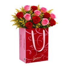 Buquê de 12 Rosas Vermelhas e Cor de Rosa na Bag Love