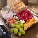 Tábua de Queijos e Frios para 2 Pessoas com Vinho