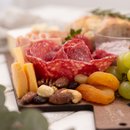Tábua Queijos e Frios e Aperitivos com Suco de Uva