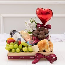 Cesta de Café da Manhã com Bolo e Brigadeiros