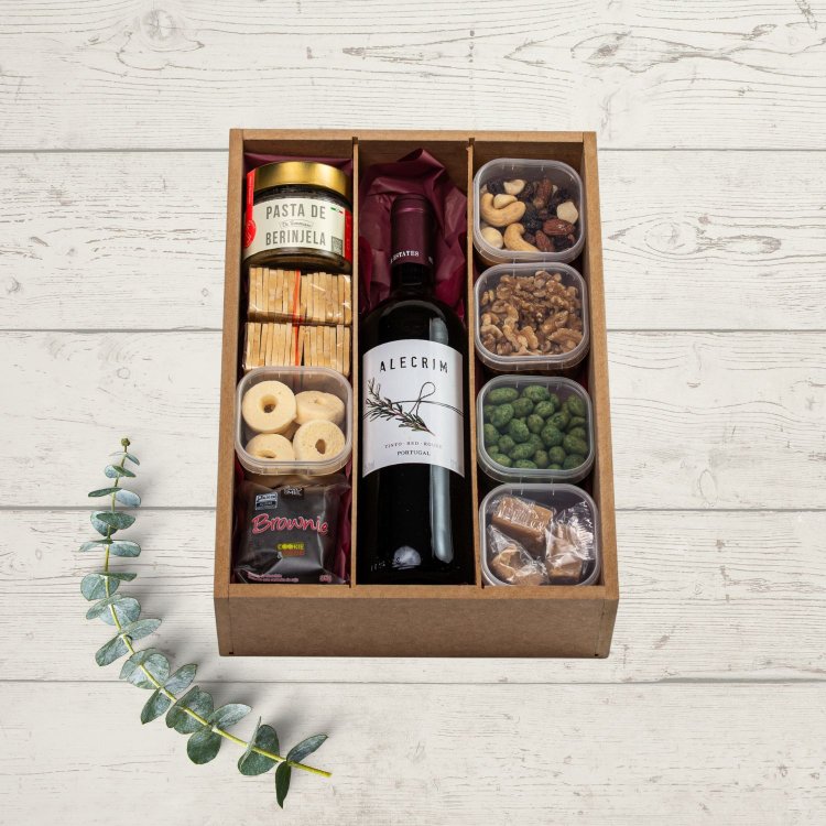 Cesta Gourmet com Vinho Tinto, Antepastos e Snacks
