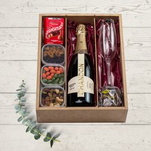 Cesta Romântica Premium com Chandon, Taça e Chocolates
