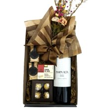 Cesta de Presente Gourmet com Vinho e Flores