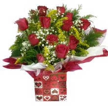 Arranjo com 12 rosas vermelhas