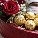 Cesta Com Rosas e Ferrero Rocher