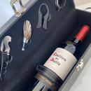 Vinho Tinto e Maleta Revestida com Acessórios