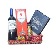 Cesta Presente Premium com Kit Vinho, Taça e Bombons