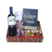 Cesta Presente Elegante com Vinho, Taça e Chocolates