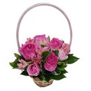 Cesta Delicada com Rosas e Astromélias Rosadas