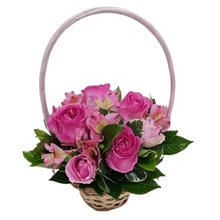 Cesta Delicada com Rosas e Astromélias Rosadas