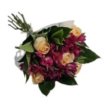 Buquê Charmoso de Rosas e Astromelias