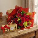 Buquê de 12 Rosas com Chocolates Ferrero 8un
