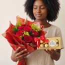Buquê de 12 Rosas com Chocolates Ferrero 8un
