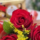 Buquê de 12 Rosas com Chocolates Ferrero 8un