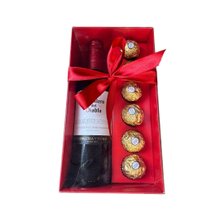 Caixa com bombons e vinho