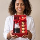 Caixa com bombons e vinho