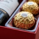 Caixa com bombons e vinho