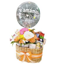 Linda cesta com flores e balão