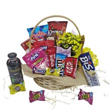 Cesta de Guloseimas com Flores e Suco de Uva