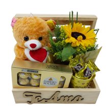 Baú de Girassóis com Caneca, Chocolates e Pelúcia