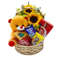 Cesta de Girassóis com Chocolates e Pelúcia