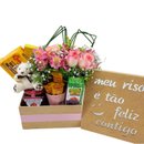 Café na Caixa com Arranjo de Rosas