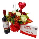 Arranjo de rosas vermelhas e brancas com vinho e choco