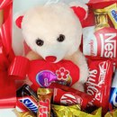 Abraço Doce Chocolates e Pelúcia em Cesta Encantadora