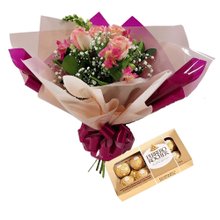 Buquê de 4 Rosas Cor de Rosa com Ferrero Rocher