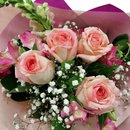 Buquê de 4 Rosas Cor de Rosa com Ferrero Rocher