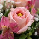 Buquê de 4 Rosas Cor de Rosa com Ferrero Rocher
