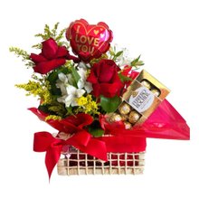 Arranjo de Rosas Vermelhas no Baú