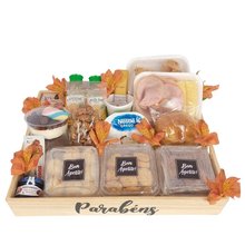 Cesta de Café da Manhã Parabéns com Frios e Sobremesa