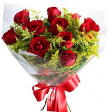 Buquê 12 Rosas Vermelhas e Folhagens 