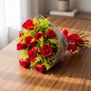 Buquê 12 Rosas Vermelhas e Folhagens 