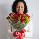 Buquê 12 Rosas Vermelhas e Folhagens 