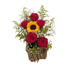 Arranjo de Rosas Vermelhas com Girassol