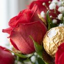 Buquê 24 Rosas e Chocolate