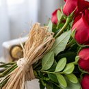 Buquê com 20 rosas vermelhas e murta