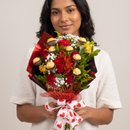Buquê Luxuoso de Rosas Vermelhas com Chocolates 