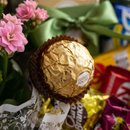 Cesta com Chocolates, Balão e Vaso de Calandiva